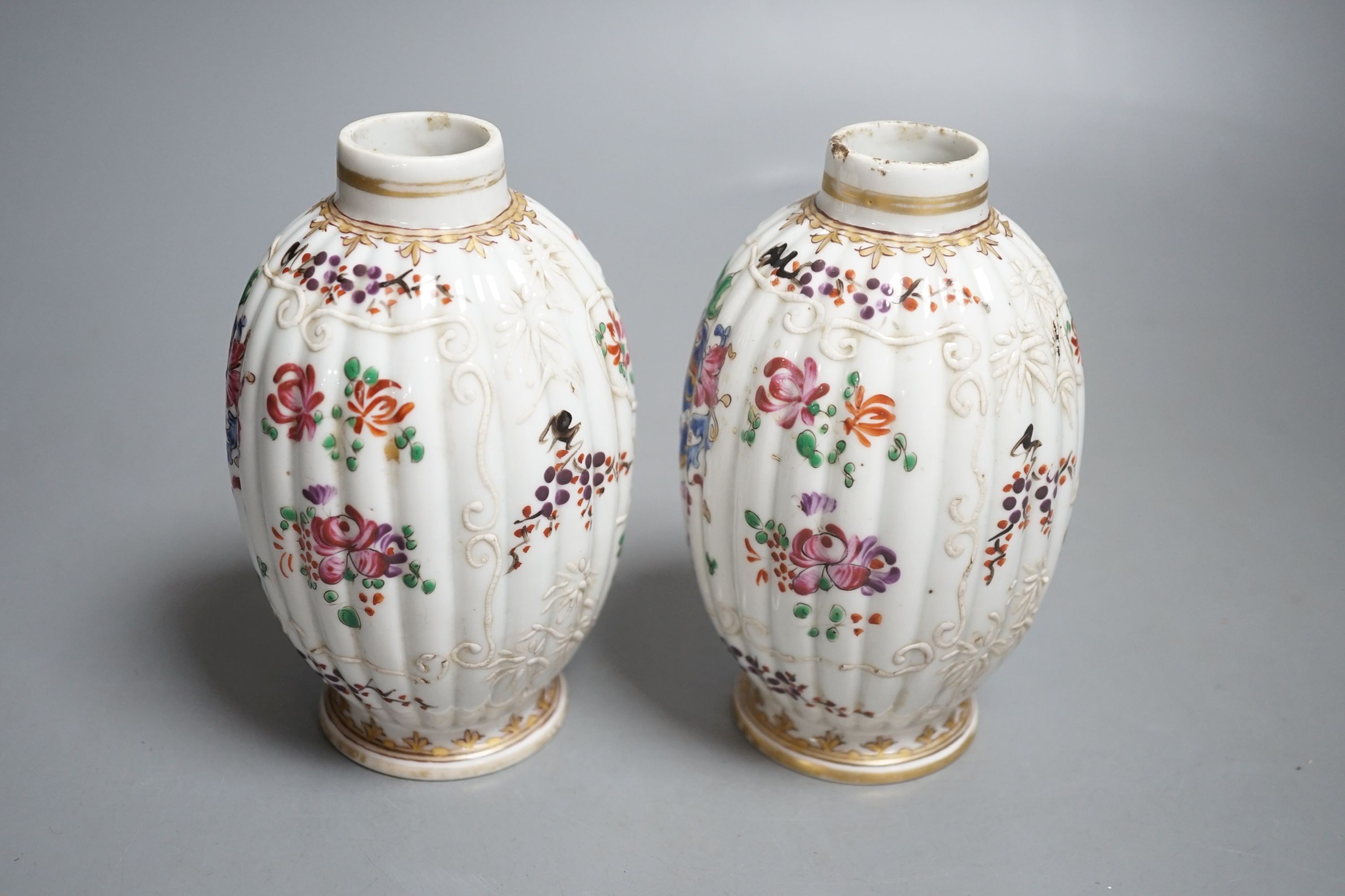 A pair of Paris porcelain Chinese armorial style porcelain tea caddies - 13.5cm tall